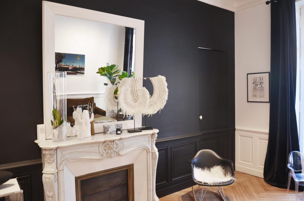 peinture noire moulure deco esprit baroque chic